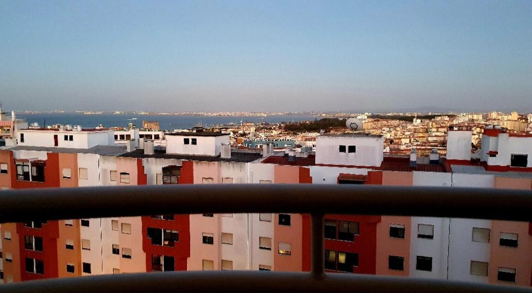 River View & Close To The Beach - Quarto Em Almada Exterior photo